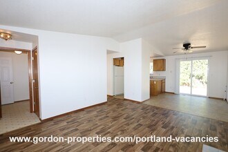 9641 SE Schiller St in Portland, OR - Building Photo - Building Photo
