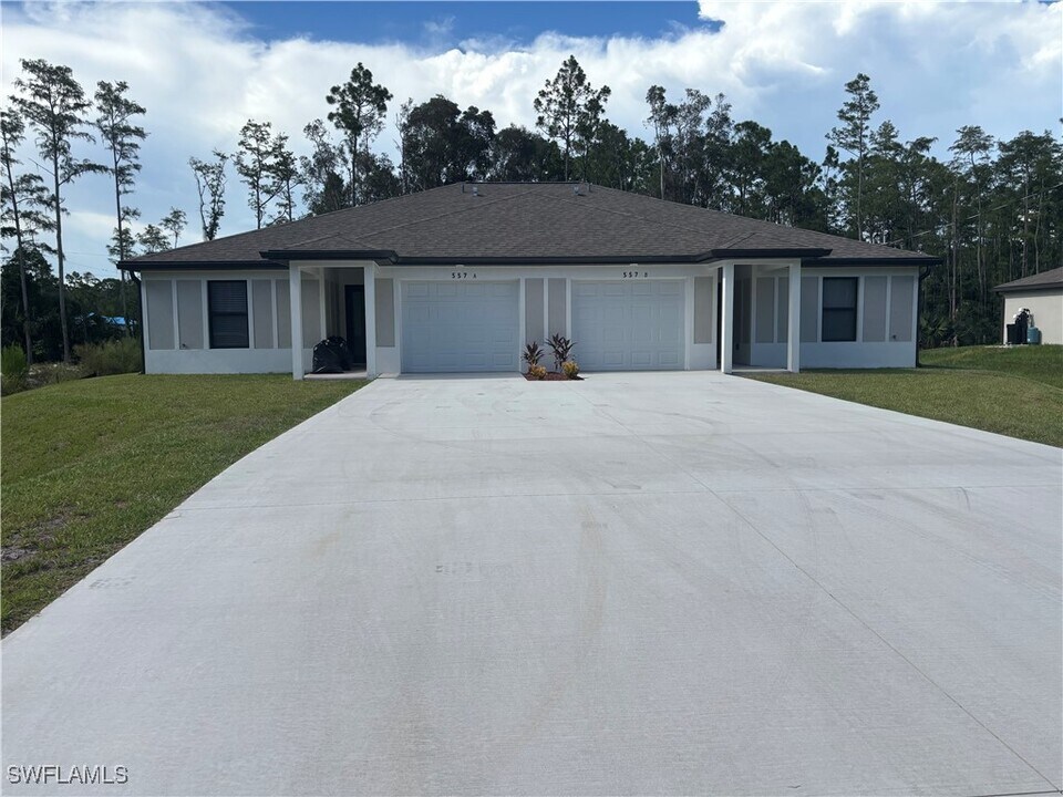 557 Nimitz Blvd in Lehigh Acres, FL - Foto de edificio