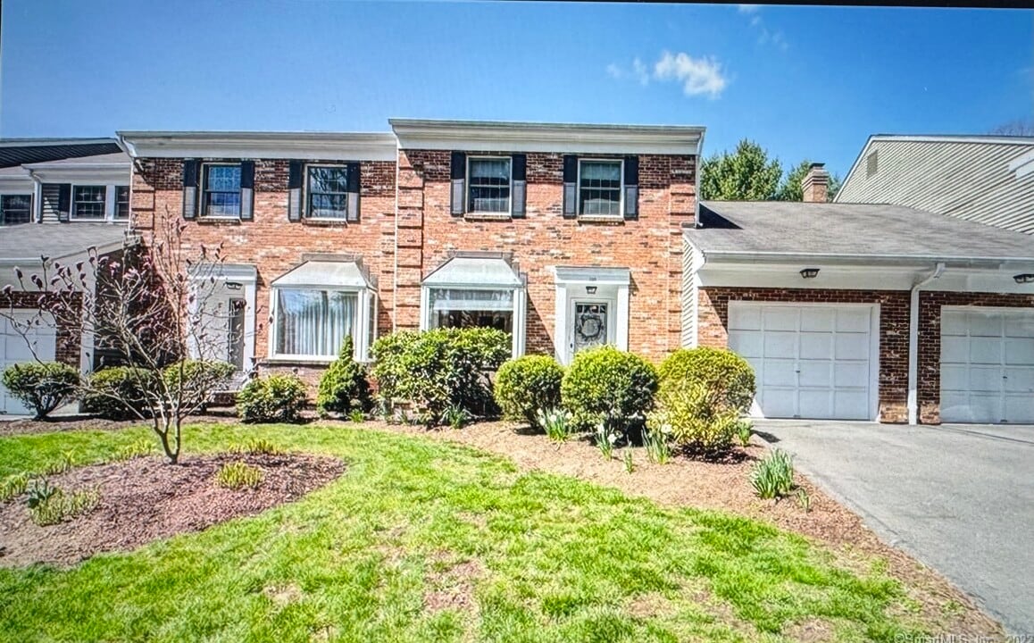 136 Tunxis Village in Farmington, CT - Building Photo