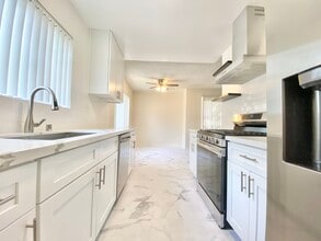 7010 Lanewood Ave in Los Angeles, CA - Foto de edificio - Building Photo