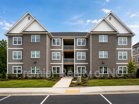 7085 Hanesbrook Cir in Clemmons, NC - Building Photo