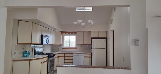 93 Litchfield Ave in Franklin Square, NY - Building Photo - Building Photo