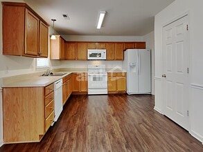 1843 Longmont Dr in Kernersville, NC - Foto de edificio - Building Photo