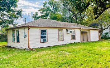 1745 Rivercrest St in Beaumont, TX - Building Photo - Building Photo