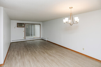 Surrey Gardens Apartments in Eagan, MN - Building Photo - Interior Photo