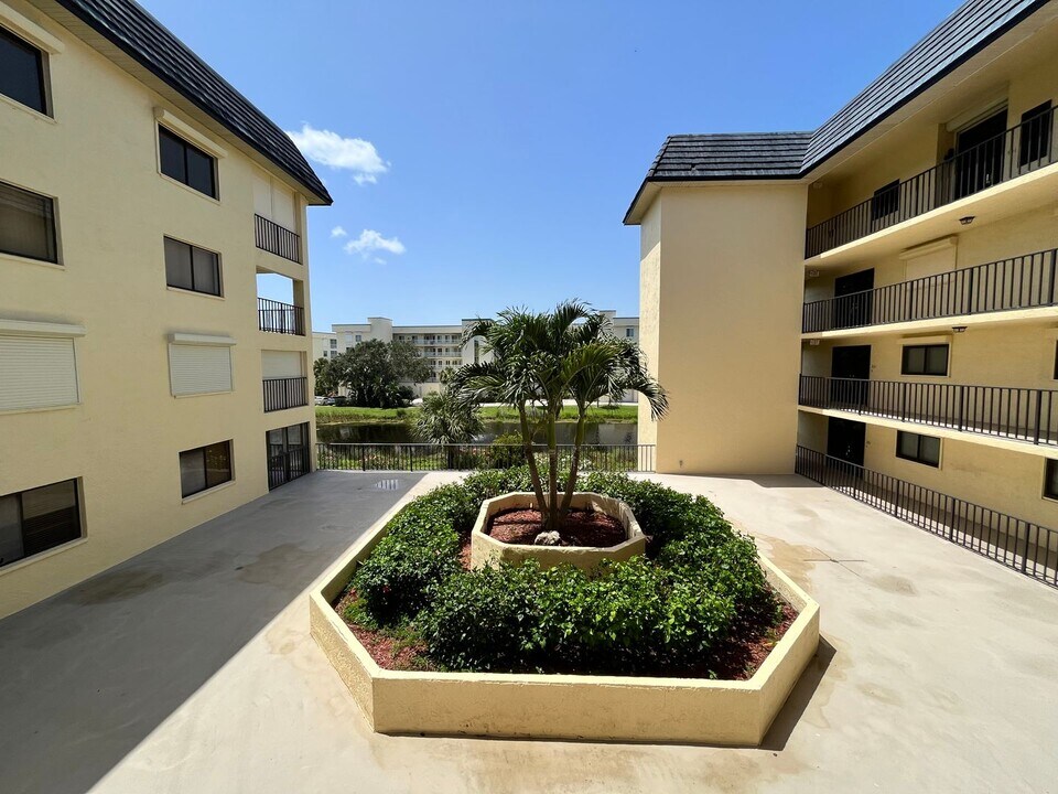 190 Escambia Ln in Cocoa Beach, FL - Building Photo