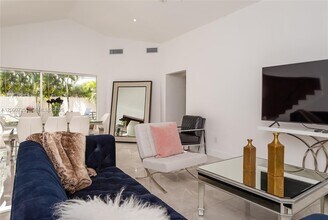 2555 NE 202nd St in Miami, FL - Building Photo - Building Photo