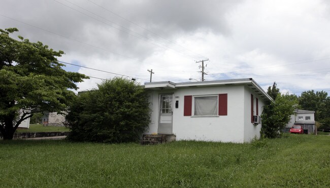2102 Whittle Springs Rd in Knoxville, TN - Building Photo - Building Photo