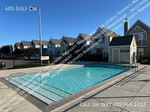 405 Golf Cir in Manteca, CA - Building Photo