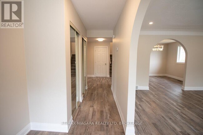 510 Queen Victoria Dr in Hamilton, ON - Building Photo - Building Photo