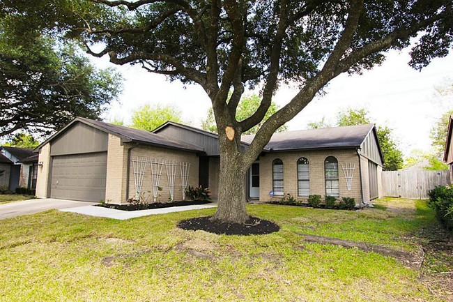 6823 Pickett Dr in Richmond, TX - Foto de edificio - Building Photo