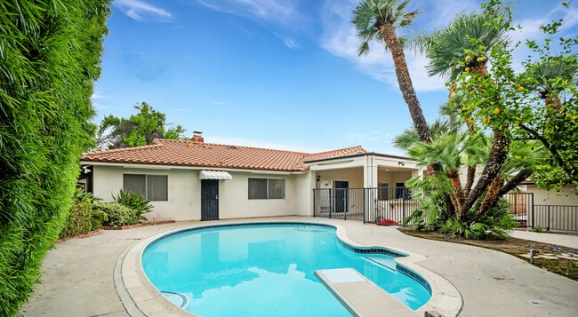 20004 Septo St in Chatsworth, CA - Foto de edificio - Building Photo