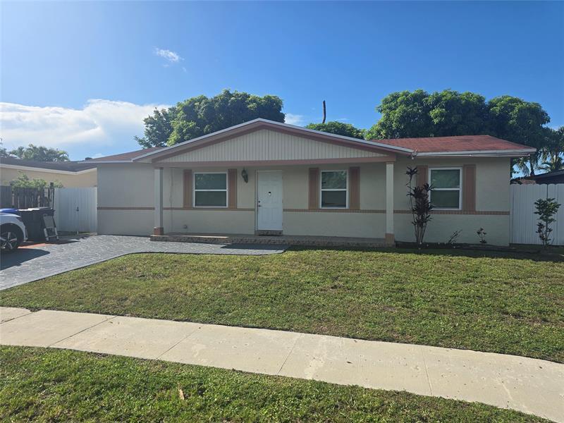 8241 SW 4th St in North Lauderdale, FL - Foto de edificio