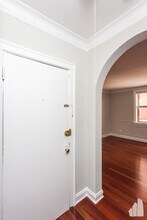 551 W Surf St, Unit #3W in Chicago, IL - Foto de edificio - Building Photo