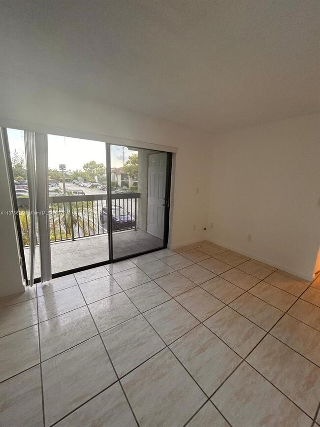 425 NW 210th St in North Miami Beach, FL - Building Photo - Building Photo