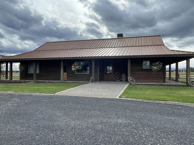 68590 Cloverdale Rd in Sisters, OR - Building Photo - Building Photo