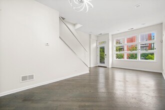 855 W Erie St, Unit 127 in Chicago, IL - Building Photo - Building Photo