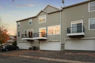 15729 Porchlight Ln in Eden Prairie, MN - Building Photo - Building Photo