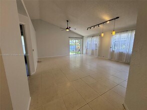 9366 Arborwood Cir in Davie, FL - Building Photo - Building Photo
