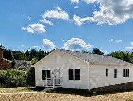 102 Duncan Ln in Radford, VA - Building Photo