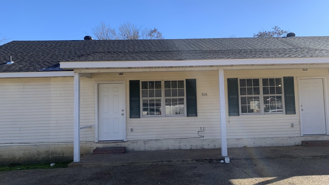 504 Johnson St in Bolivar, TN - Building Photo