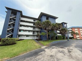 190 Pebble Beach Blvd in Naples, FL - Building Photo