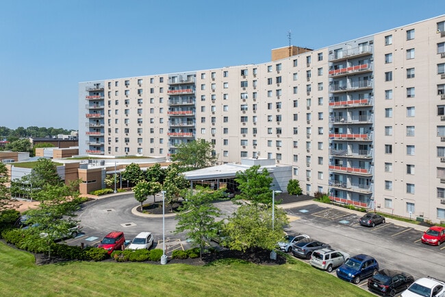 Hummingbird Pointe & The Gardens in Parma, OH - Building Photo - Building Photo