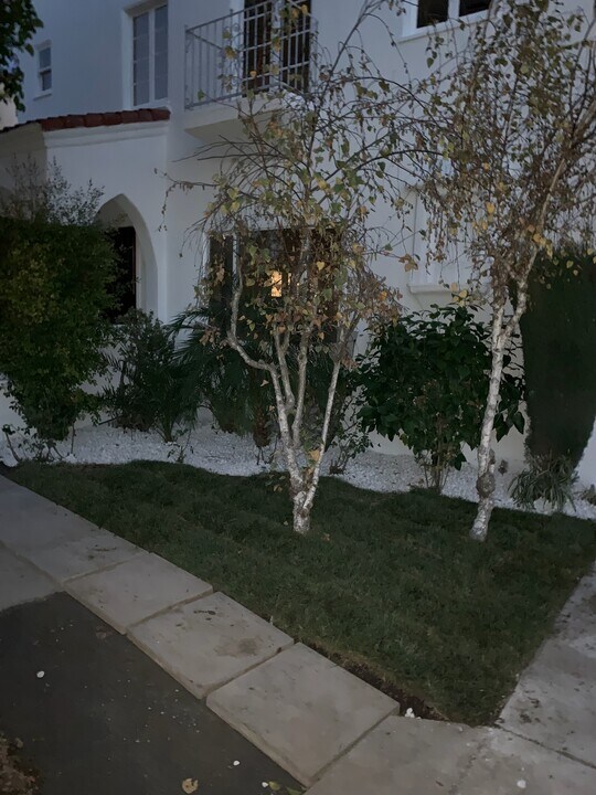 1036 Hi Point St, Unit 1034 in Los Angeles, CA - Foto de edificio