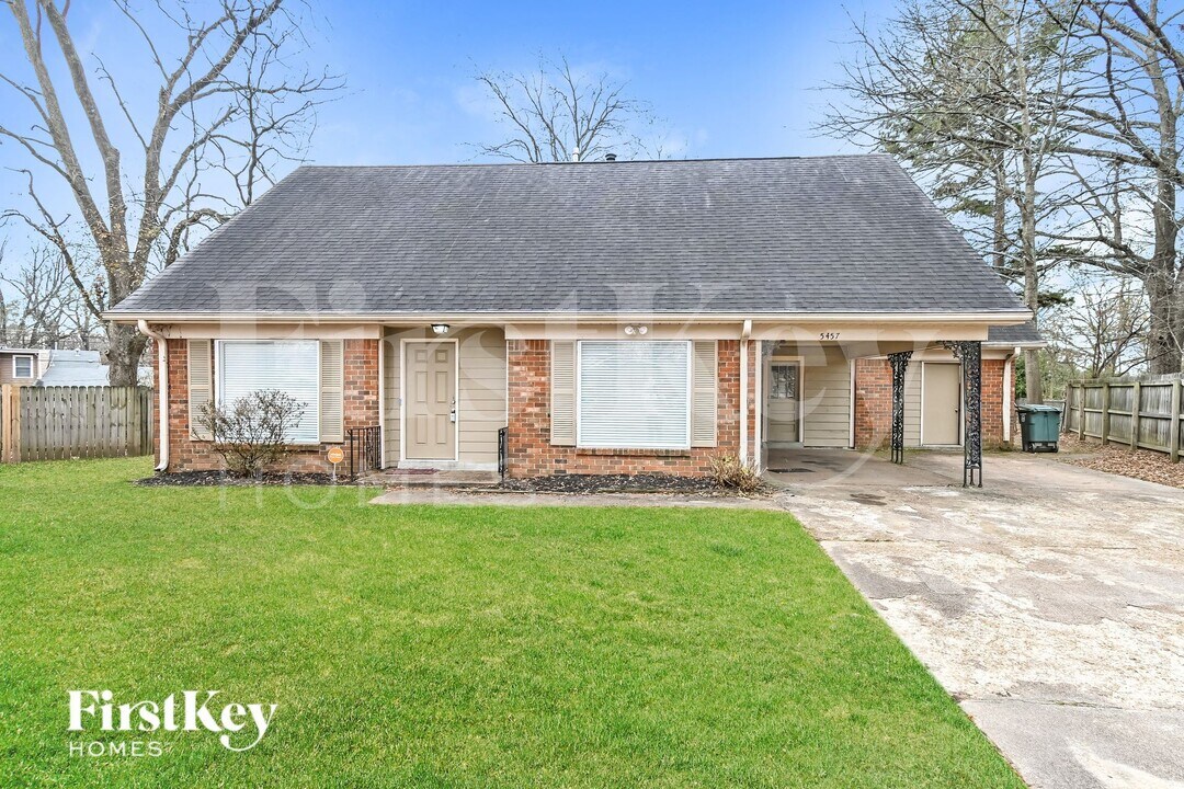 5457 Fincastle Cove in Memphis, TN - Foto de edificio