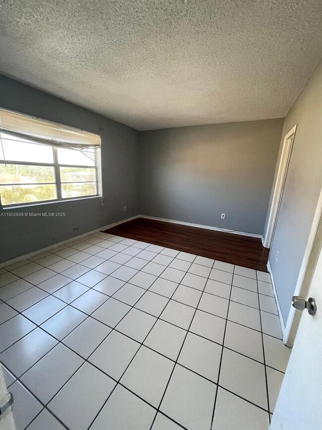 1035 W 77th St in Hialeah, FL - Building Photo - Building Photo