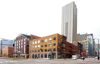 126 W Kinzie St in Chicago, IL - Building Photo - Building Photo