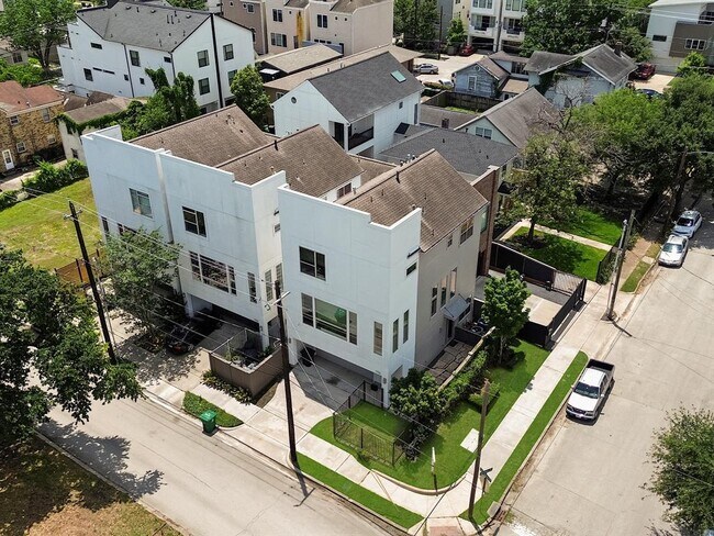 property at 1702 Southmore Blvd