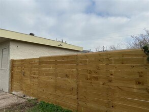 12115 Segrest Dr in Houston, TX - Building Photo - Building Photo