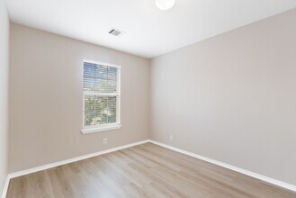 6526 Charles Field in San Antonio, TX - Building Photo - Building Photo