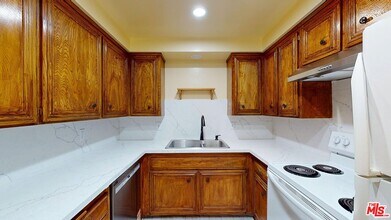 8120 Redlands St in Los Angeles, CA - Building Photo - Building Photo