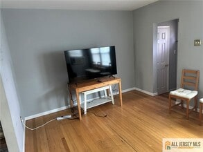 351 Metlars Ln in Piscataway, NJ - Building Photo - Building Photo