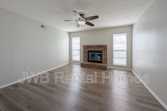 618 Staffordshire Dr E in Jacksonville, FL - Foto de edificio - Building Photo