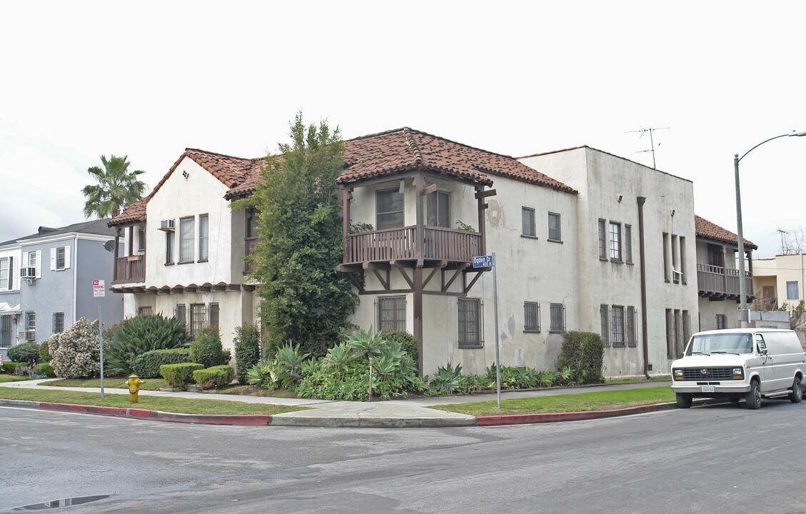 7806 Rosewood Ave in Los Angeles, CA - Building Photo