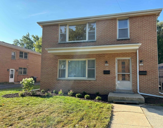1121 Summit Ave in Waukesha, WI - Building Photo - Building Photo