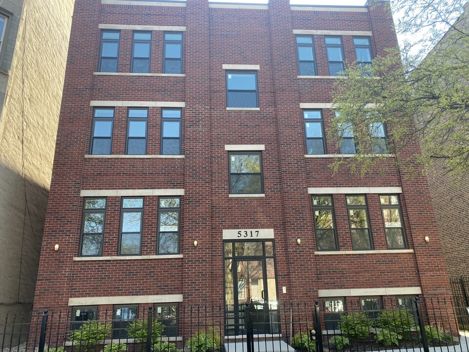 5317 S Maryland Ave in Chicago, IL - Building Photo