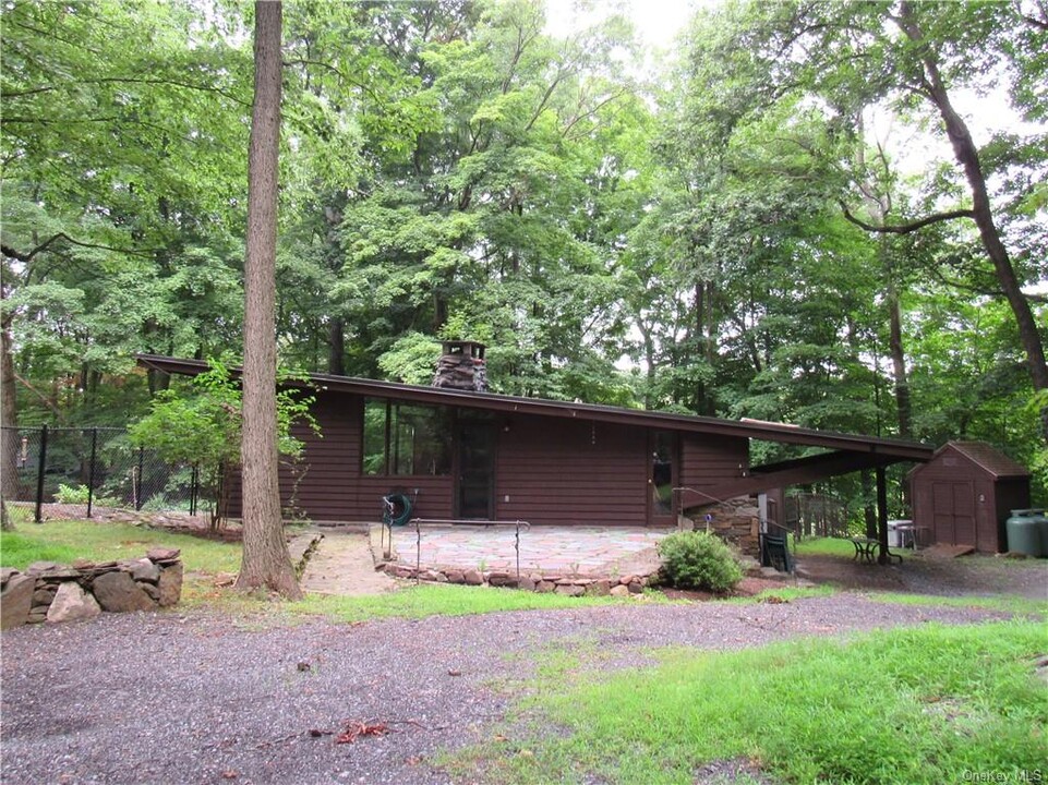 224 Hessian Hills Rd in Croton-on-Hudson, NY - Building Photo