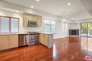 819 S Holt Ave in Los Angeles, CA - Building Photo