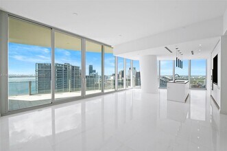 300 Biscayne Boulevard Way, Unit 5207 in Miami, FL - Building Photo - Building Photo