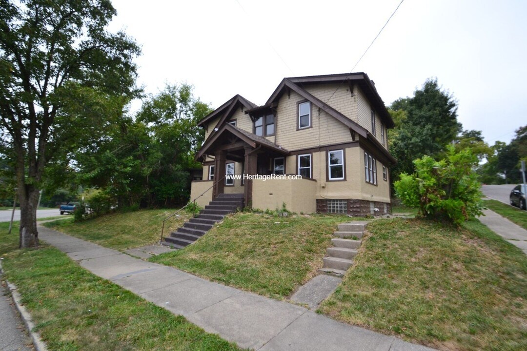 4300 W 8th St in Cincinnati, OH - Building Photo