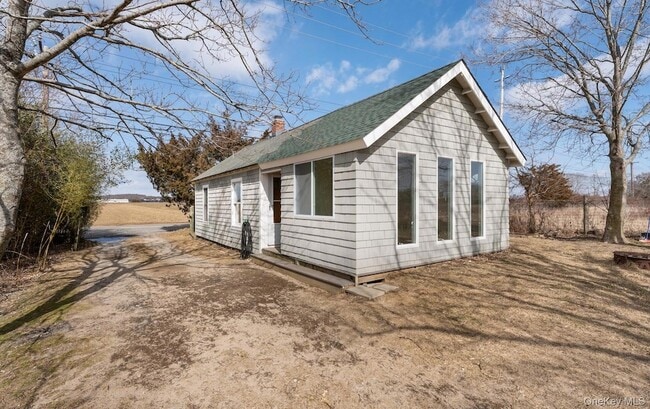 396 Reeves Ave in Riverhead, NY - Building Photo - Building Photo