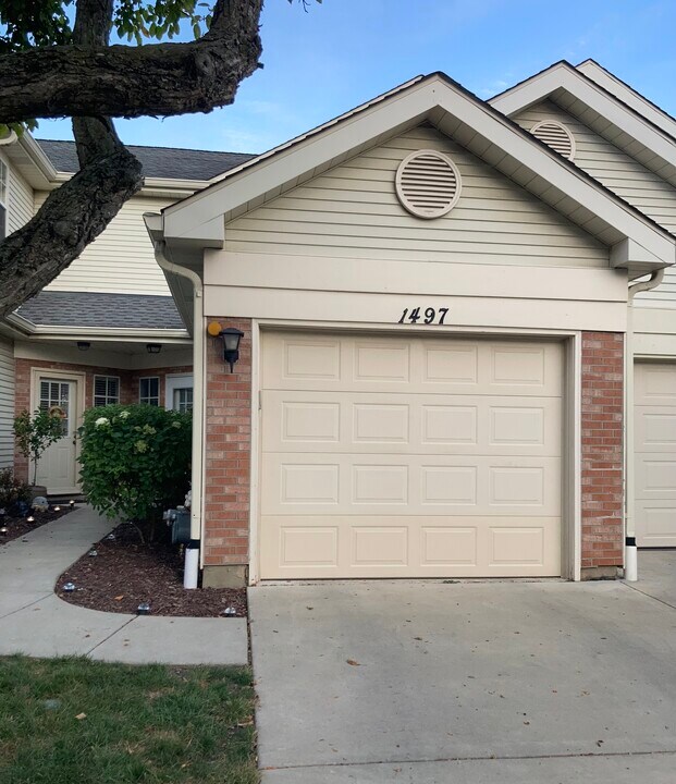 1497 Golfview Dr in Glendale Heights, IL - Foto de edificio