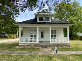 103 S 4th St in Garden City, MO - Building Photo