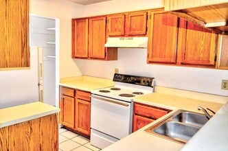 10500 Lake June Rd in Dallas, TX - Building Photo - Building Photo