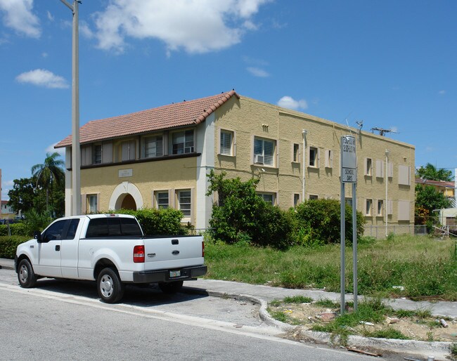 2271 SW 9th St in Miami, FL - Building Photo - Building Photo