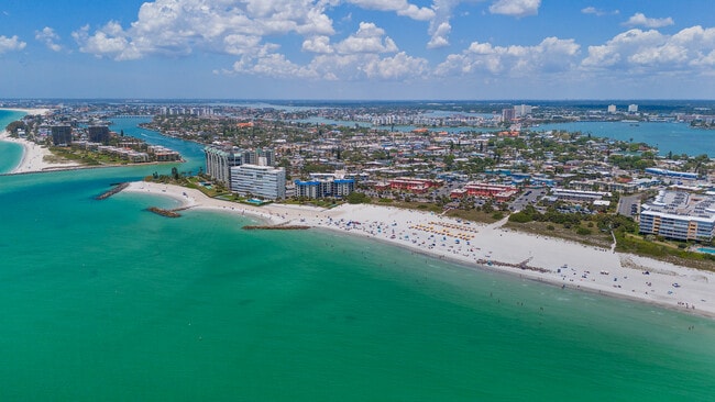 680 71st Ave, Unit 12 in St Pete Beach, FL - Foto de edificio - Building Photo